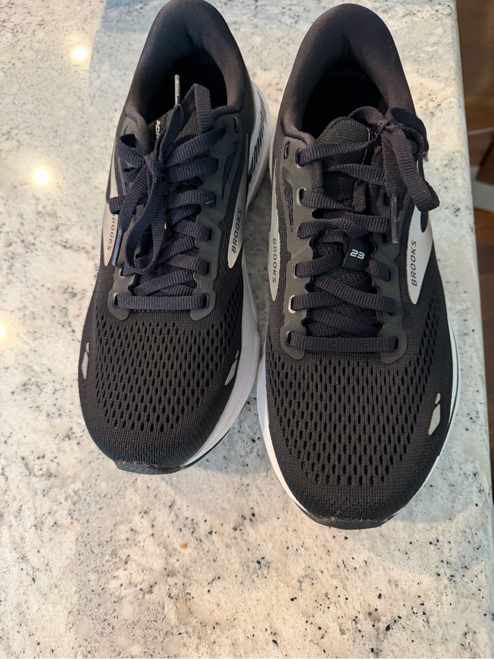 Brooks Black and White Women’s Athletic Running Shoes 8.5D